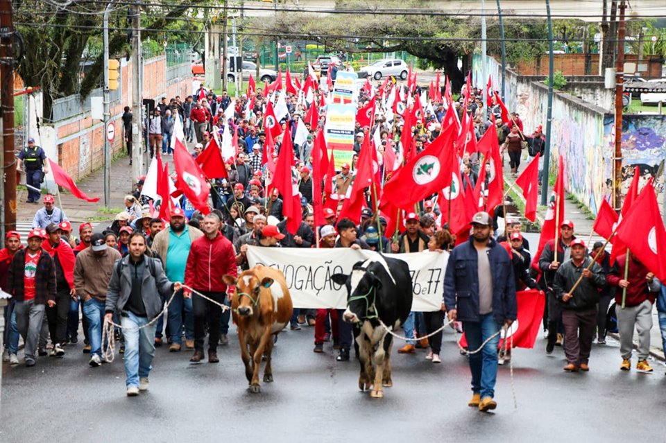 Ir para  <p><big>Um grupo de mais de 1000 agricultores familiares, produtores de leite, realizaram protesto em Porto Alegre na manh&atilde; desta ter&ccedil;a-feira, dia 15 de outubro. Organizados pela FETRAF-RS, SUTRAF-AU e outras...