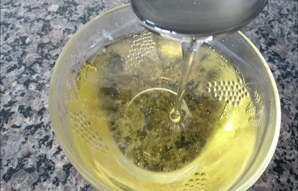 Ir para  <p>300g de A&ccedil;&uacute;car (eu utilizei o refinado);</p>

<p>150g de &aacute;gua filtrada;</p>

<p><strong>Dica</strong>: Esta receita n&atilde;o rende muito, por&eacute;m...