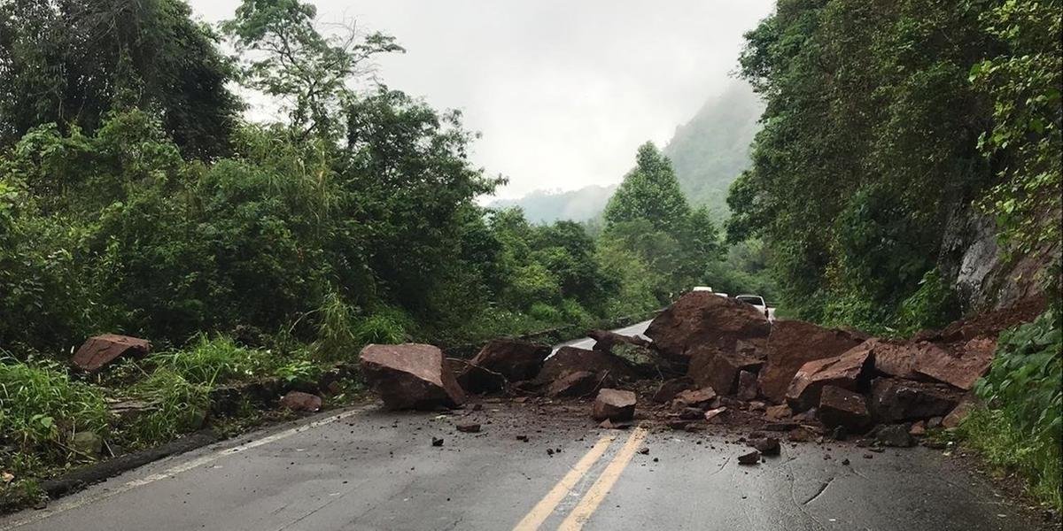 Ir para  <p>A BR 116 est&aacute; totalmente bloqueada na altura do km 189, em Nova Petr&oacute;polis, desde o in&iacute;cio da tarde desta sexta-feira. O bloqueio ocorreu ap&oacute;s queda de uma barreira e pedras de grande porte no...