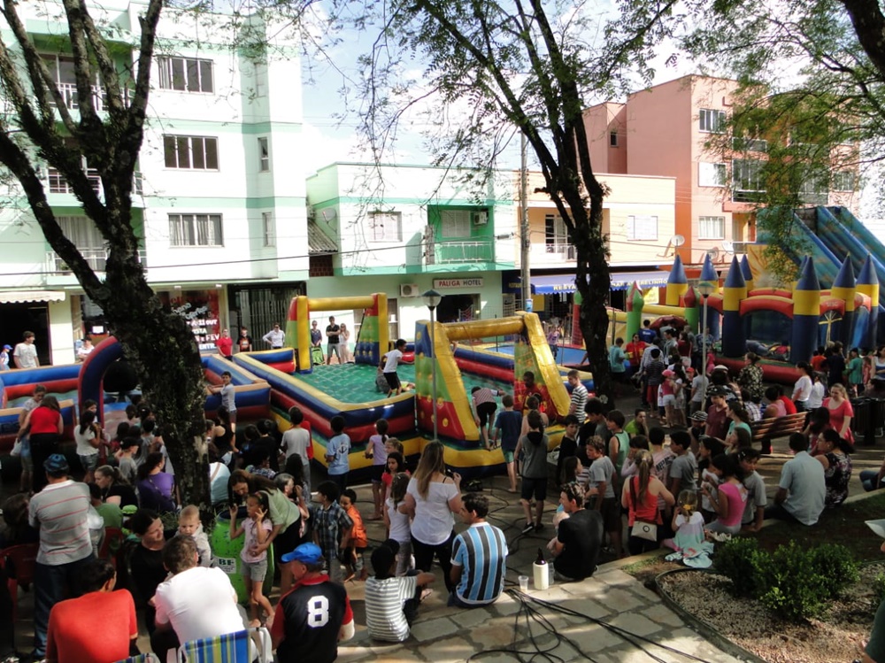 Ir para  <p><big>Toda crian&ccedil;a al&eacute;m de ter o direito de viver com dignidade, ter sa&uacute;de e liberdade, ter acesso ao estudo e cultura, ter distra&ccedil;&atilde;o, brinquedos e praticar esportes, dentre...