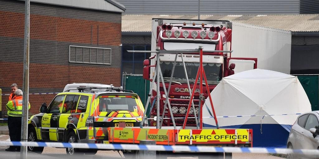 Ir para  <p>A pol&iacute;cia brit&acirc;nica anunciou nesta quarta-feira que encontrou 39 corpos em um caminh&atilde;o em Grays, ao Leste de Londres, e que o motorista, de 25 anos e procedente da Irlanda do Norte, foi detido pela...