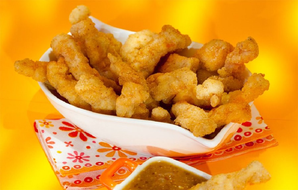 Ir para  <p>1 x&iacute;cara (ch&aacute;) de cerveja;<br />
1 x&iacute;cara (ch&aacute;) de farinha de trigo;<br />
Sal e pimenta a gosto;<br />
1/2 kg de peito de frango cortado em tiras;<br />
1 dente de...