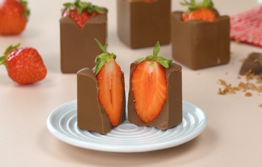 Ir para  <p>Ingredientes:</p>

<p>15 morangos;</p>

<p>400 g de chocolate amargo ou meio amargo</p>

<p>Passo a passo:</p>

<p>1.&nbsp;Derreta o chocolate e despeje-o nos espa&ccedil;os...