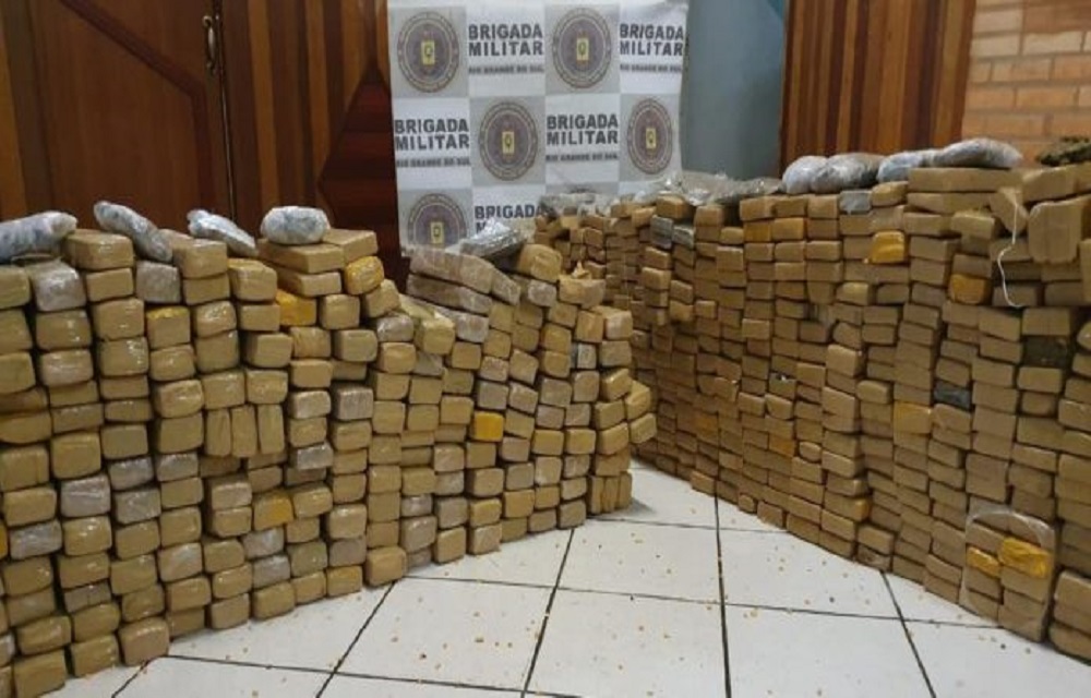 Ir para  <p>Cerca de uma tonelada de maconha foi apreendida pela Brigada Militar na noite deste s&aacute;bado em Gravata&iacute;, na Regi&atilde;o Metropolitana. A droga estava distribu&iacute;da em mais de mil tijolos que foram...