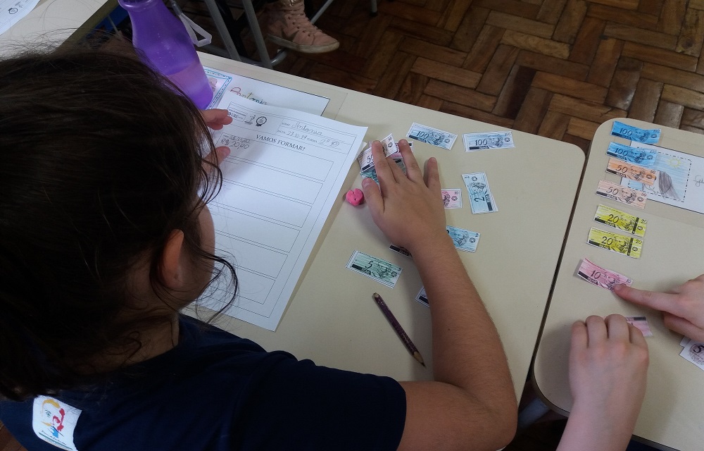 Ir para  <p>&ldquo;Multiplicar amizades, dividir conhecimento: o segredo da matem&aacute;tica&rdquo;. Com este projeto, os alunos dos segundos anos da Escola de Educa&ccedil;&atilde;o B&aacute;sica da URI est&atilde;o...