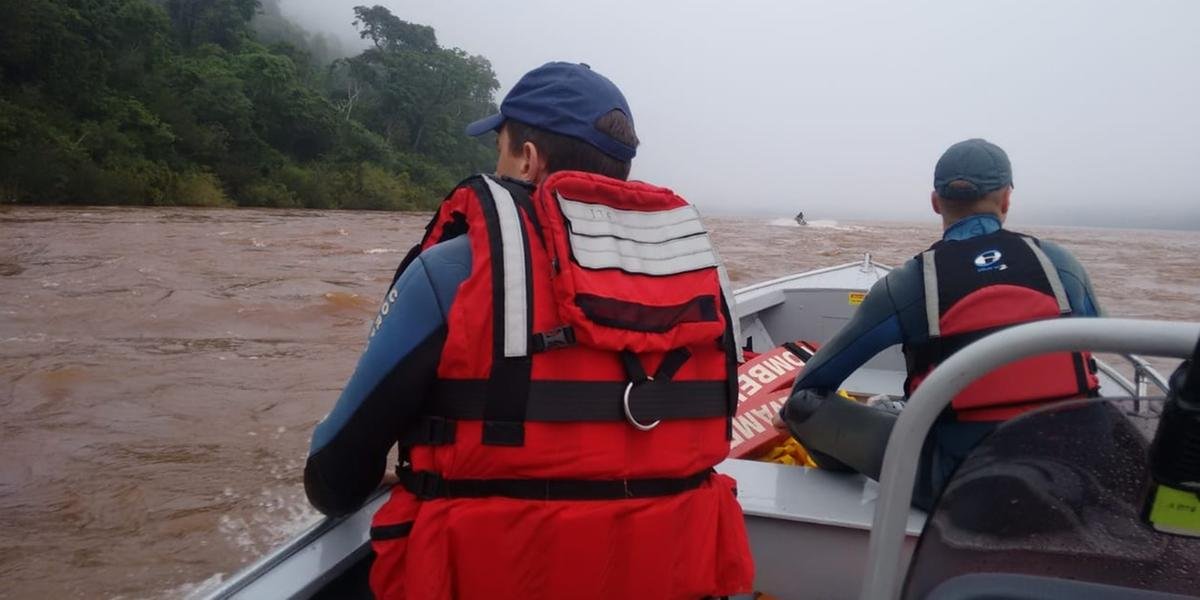Ir para  <p>Um barco com pelo menos 14 pessoas - 13 estudantes e o piloto - afundou no final da noite dessa quarta-feira no rio Uruguai, entre a cidade ga&uacute;cha de Barra do Guarita e o munic&iacute;pio catarinense de Itapiranga. Segundo...