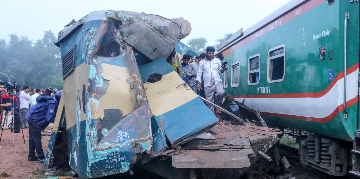 Ir para  <p>Ao menos 16 pessoas morreram e outras 58 ficaram feridas no choque entre dois trens no leste de Bangladesh na manh&atilde; desta ter&ccedil;a-feira, informou a pol&iacute;cia local. Tr&ecirc;s vag&otilde;es de...