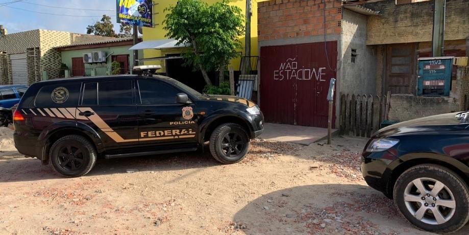 Ir para  <p>A Pol&iacute;cia Federal deflagra a&ccedil;&atilde;o, nesta quarta-feira, para desarticular tr&ecirc;s organiza&ccedil;&otilde;es criminosas que atuavam no tr&aacute;fico internacional de drogas e armas. A...