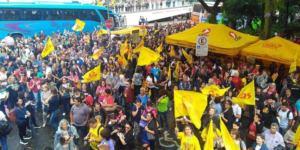 Ir para  <p><big>O Cpers Sindicato realizou na manh&atilde; desta quinta-feira um protesto contra o pacote do governador do Rio Grande do Sul, Eduardo Leite. A movimenta&ccedil;&atilde;o de professores foi grande na...