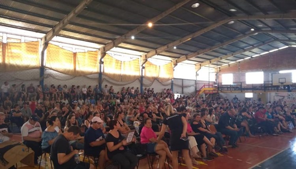Ir para  <p><big>Na tarde desta quinta-feira (21), foi realizada a plen&aacute;ria do Centro dos Professores do Estado do RS (CPERS), reunindo o funcionalismo p&uacute;blico de Erechim e regi&atilde;o. O gin&aacute;sio do...