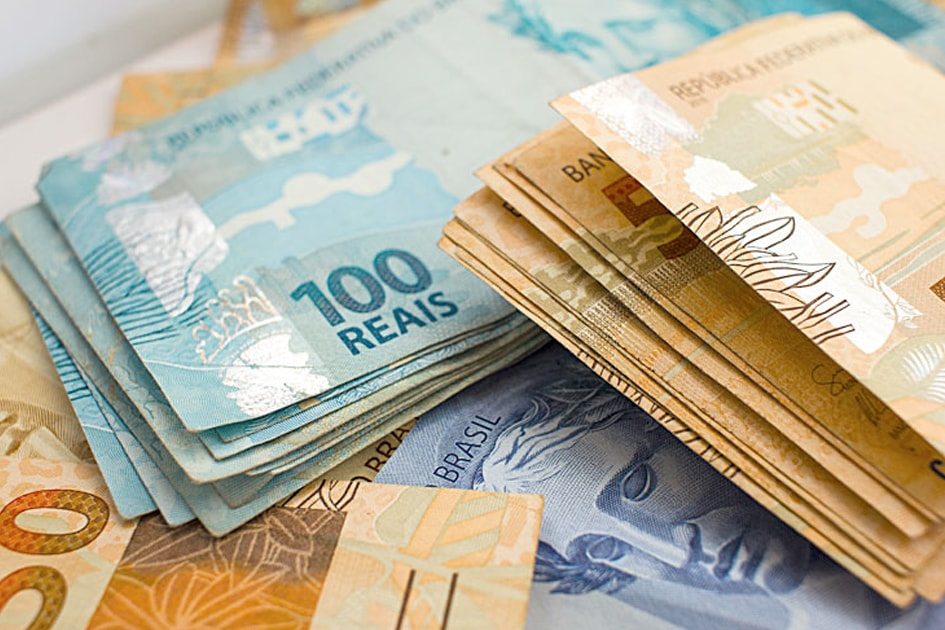 Ir para  <p>O governo decidiu limitar a 8% ao m&ecirc;s os juros cobrados pelos bancos no cheque especial, mas permitiu que as institui&ccedil;&otilde;es cobrem uma tarifa mensal para oferecer o produto a seus clientes. A medida foi...