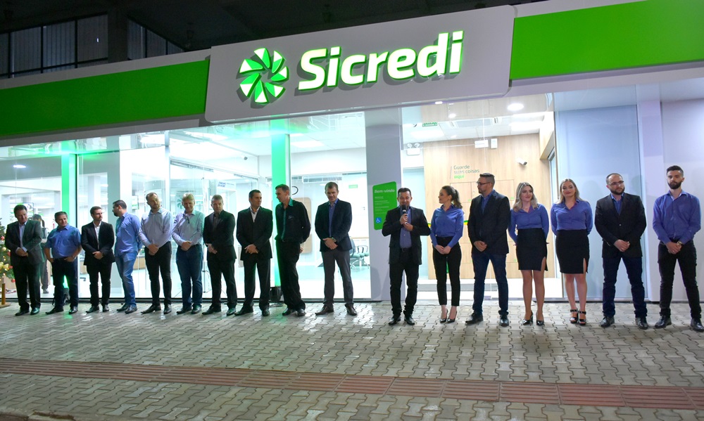 Ir para  <p><big>Em um movimento contr&aacute;rio ao dos grandes bancos, que v&ecirc;m fechando ag&ecirc;ncias banc&aacute;rias na corrida pela digitaliza&ccedil;&atilde;o, a Sicredi UniEstados inaugurou, na noite desta...