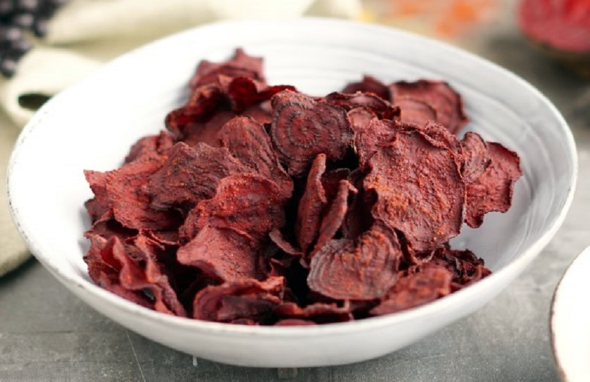 Ir para  <p>Tudo o que voc&ecirc; precisa para fazer s&atilde;o beterrabas, um pouco de azeite, folhas de alecrim, sal marinho e pimenta-do-reino.</p>

<p><strong>Preparo:</strong></p>

<p>1....