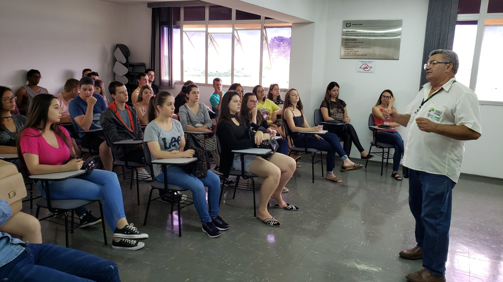Ir para  <p><big>Com o objetivo de solidificar os conhecimentos adquiridos nas disciplinas de Floricultura e Paisagismo e Agroneg&oacute;cio, acad&ecirc;micos da 6&ordf; fase do curso de Agronomia da Universidade Federal da...