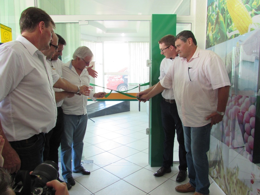 Ir para  <p><big>Na sexta-feira, 13, e na segunda-feira, 16, a Cresol Sicoper, por meio das Cres&oacute;is Frederico Westphalen e Sarandi, inauguraram novas ag&ecirc;ncias de relacionamento nos munic&iacute;pios de Alpestre e Novo...