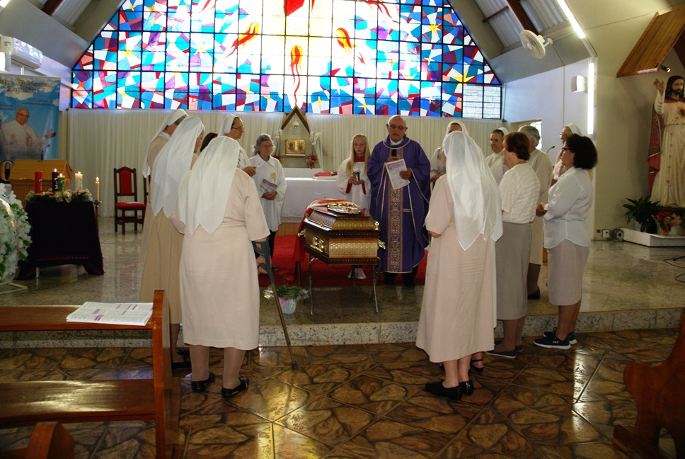Ir para  <p><big>Ir. Joaquina Samujedem, das irm&atilde;s da Sagrada Fam&iacute;lia de Maria, faleceu neste s&aacute;bado no Hospital de Viadutos, aos 99 anos, onde foi velada e teve missa de corpo presente na igreja Sagrado...