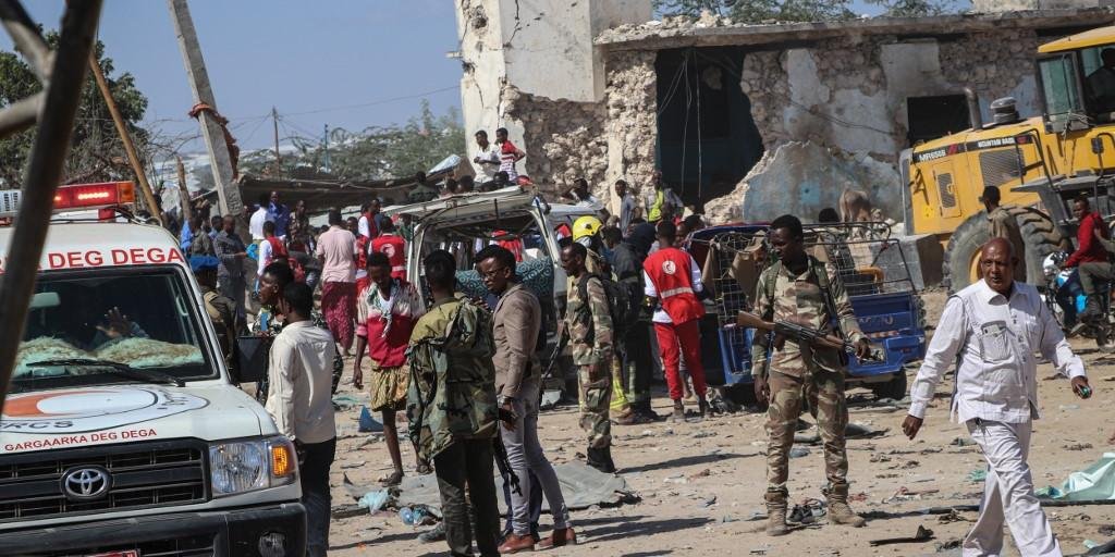 Ir para  <p>A explos&atilde;o de um carro-bomba deixou, neste s&aacute;bado, 79 mortos e mais de uma centena de feridos em um bairro movimentado de Mogad&iacute;scio, em um dos ataques mais sangrentos registrados na capital da...