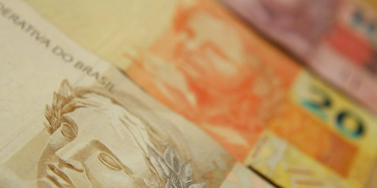Ir para  <p>O cheque especial ter&aacute; juros limitados a partir da pr&oacute;xima segunda-feira. Os bancos n&atilde;o poder&atilde;o cobrar taxas superiores a 8% ao m&ecirc;s, o equivalente a 151,8% ao ano. A...