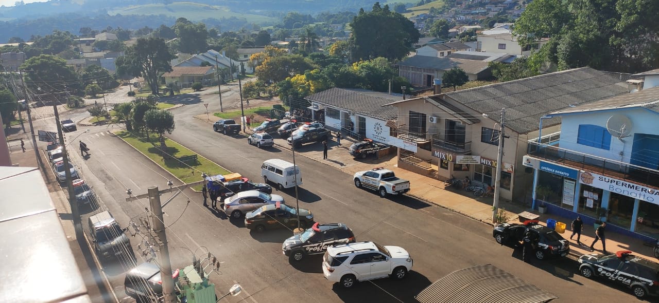 Ir para  <p>Opera&ccedil;&atilde;o conjunta da Pol&iacute;cia Civil e Brigada Militar, envolvendo 32 policiais civis e 31 militares,&nbsp;foi realizada em Viadutos na manh&atilde; desta quinta-feira, cumprindo&nbsp;17...