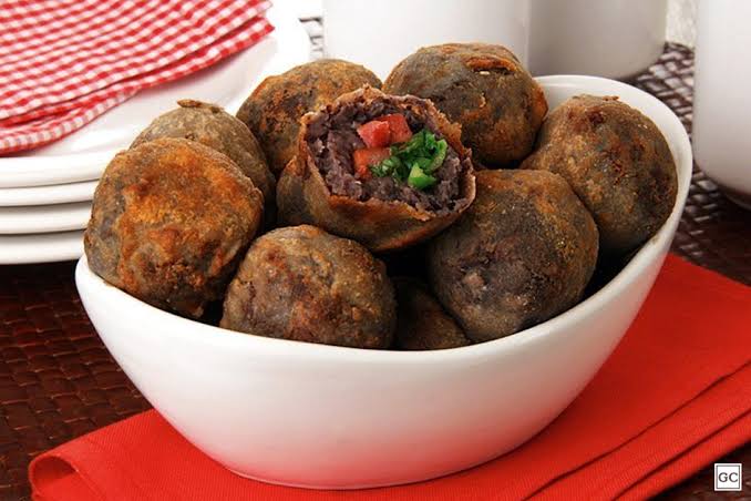 Ir para  <p>200g de farinha de trigo<br />
4 ovos<br />
100g de farinha de rosca<br />
500g de carne mo&iacute;da<br />
1 cebola picada<br />
2 dentes de alho picados<br />
500g de feij&atilde;o...