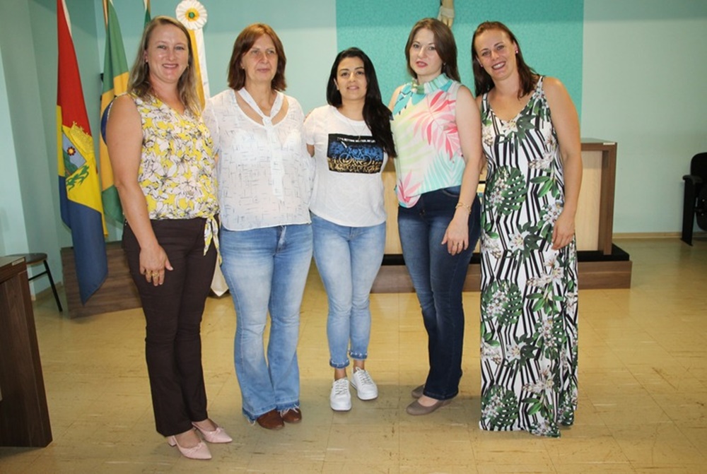 Ir para  <p><big>Os novos Conselheiros Tutelares tomaram posse sexta-feira, 10 de janeiro de 2020 em cerim&ocirc;nia na C&acirc;mara Municipal de Vereadores de Viadutos, com a presen&ccedil;a do Prefeito Municipal Sr. Claiton dos...