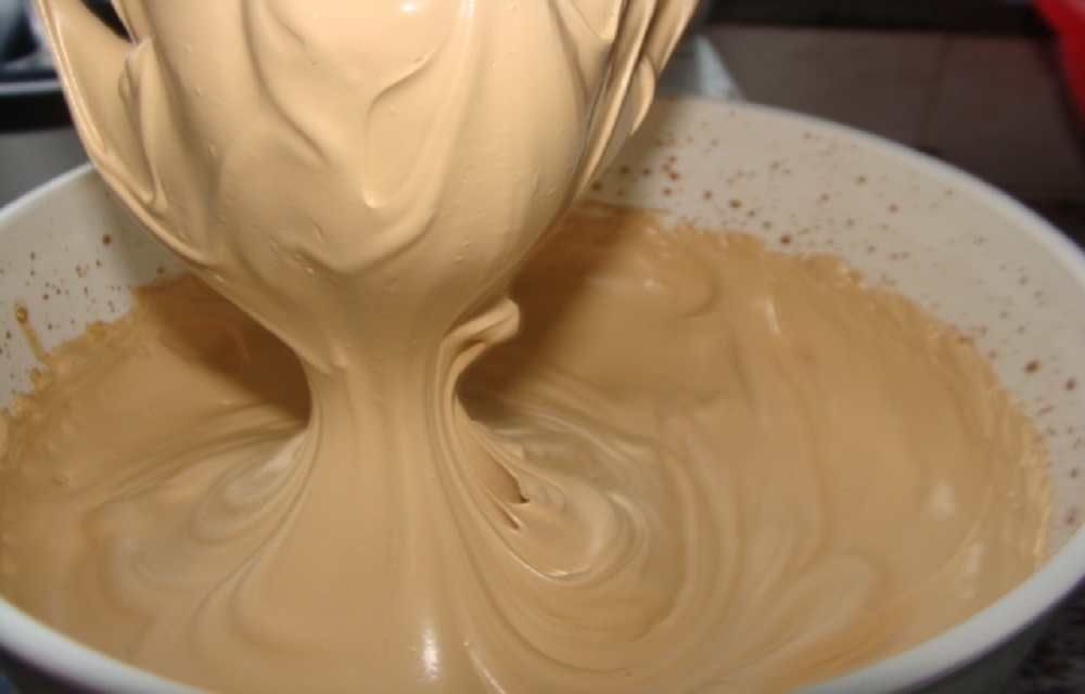 Ir para  <p>1 lata de leite condensado</p>

<p>1 lata de leite</p>

<p>Usando uma batedeira, liquidificador ou mixer, bata bem a mistura. Depois que ficar um creme bem&nbsp;homog&ecirc;neo&nbsp;voc&ecirc;...