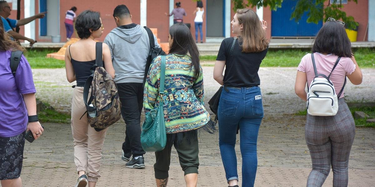 Ir para  <p>O Minist&eacute;rio da Educa&ccedil;&atilde;o divulgou na manh&atilde; desta sexta-feira as notas individuais dos quase 4 milh&otilde;es de estudantes que fizeram o Exame Nacional do Ensino M&eacute;dio (Enem) em...