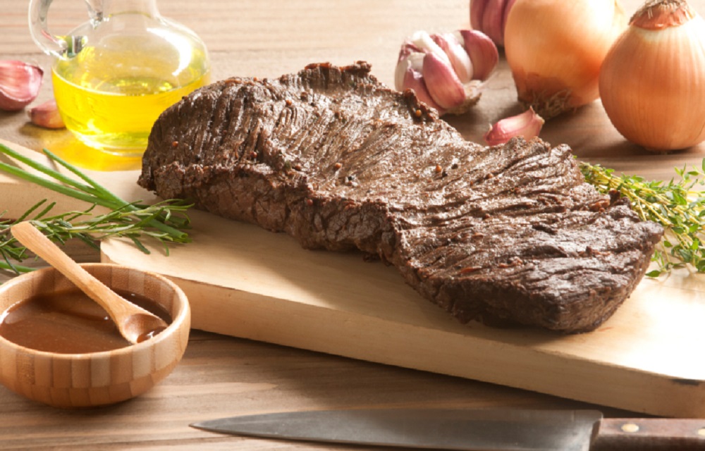 Ir para  <p>1 quilo de paleta bovina</p>

<p>4 dentes de alho picadinho</p>

<p>1 colher de sopa de raspa de casca de lim&atilde;o siciliano</p>

<p>4 colheres de sopa de salsa...