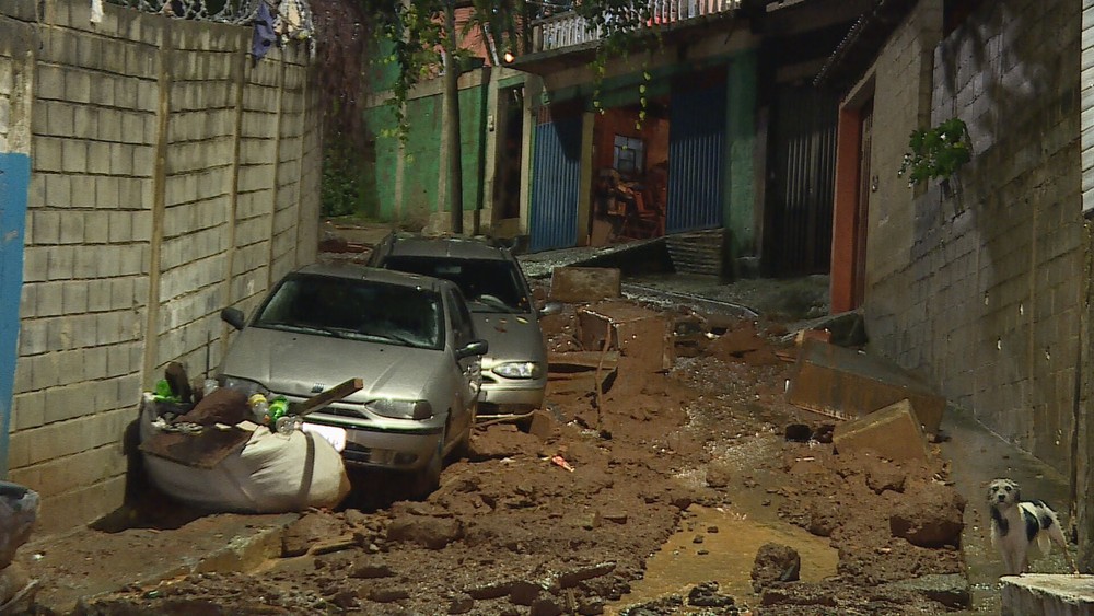 Ir para  <p><big>Duas pessoas morreram em um soterramento na Vila Bernadete, na Regi&atilde;o do Barreiro, em Belo Horizonte, informou o Corpo de Bombeiros na manh&atilde; deste s&aacute;bado (25). At&eacute; o momento, a...