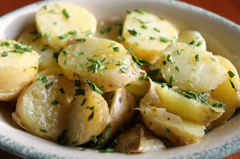 Ir para  <ul>
	<li>3 batatas cortada em cubos</li>
	<li>1 cebola picada</li>
	<li>suco de &frac12; lim&atilde;o</li>
	<li>&frac12; x&iacute;cara (ch&aacute;) de salsinha...