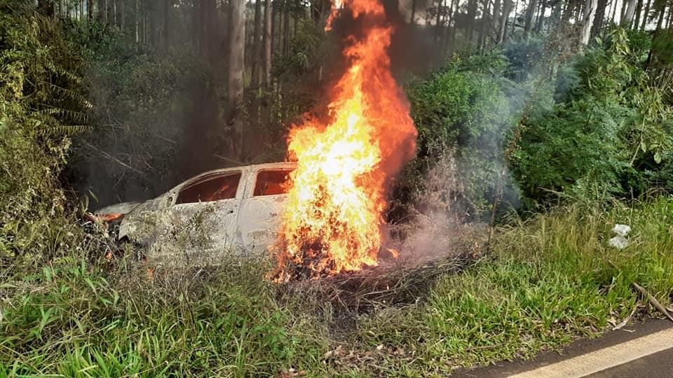 Ir para  <p><big>Na manh&atilde; desta quinta-feira (30), por volta das 8h40min, uma sa&iacute;da de pista na ERS 208 - entre Machadinho e Maximiliano de Almeida - acabou com o ve&iacute;culo consumido pelas chamas. O motorista,...
