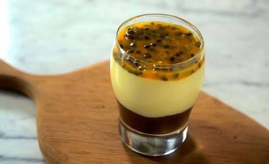 Ir para  <p><strong>Maracuj&aacute; com chocolate ao leite</strong></p>

<p>1 lata de leite condensado</p>

<p>1 caixa de creme de leite</p>

<p>1 medida de lata com suco de...