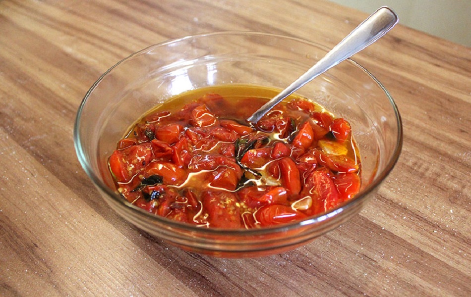 Ir para  <ul>
	<li>500g de tomate cereja;</li>
	<li>1 + &frac12; x&iacute;cara de azeite;</li>
	<li>1 colher de ch&aacute; de sal;</li>
	<li>5 dentes de alho;</li>
	<li>pimenta...
