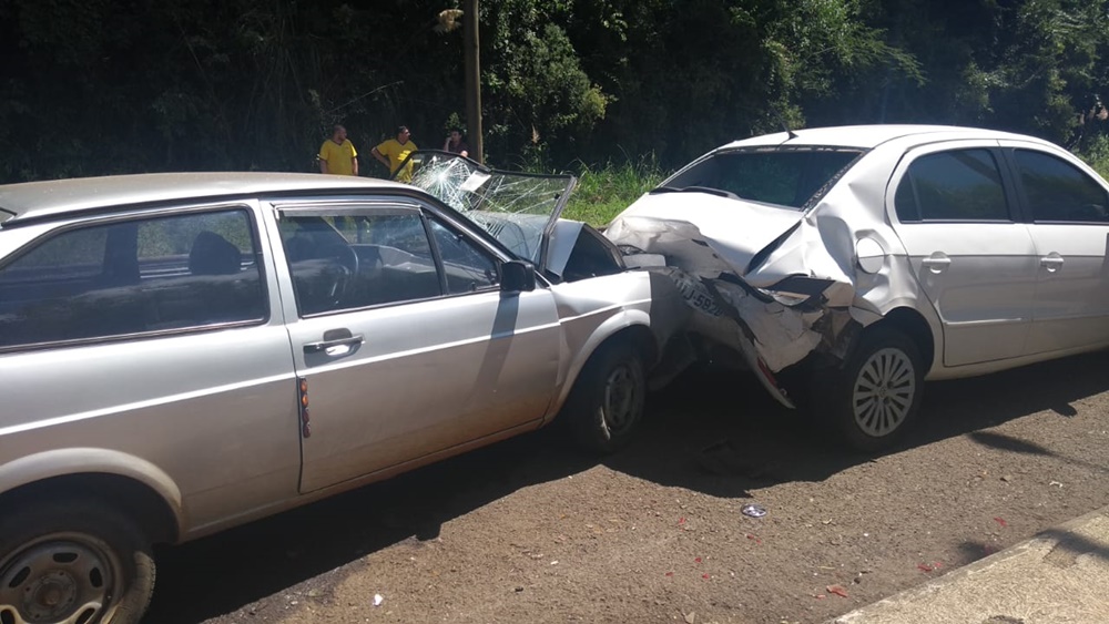Ir para  <p><big>Policiais procuram na mata &agrave;s margens da rua Daniel Durli, no bairro Tr&ecirc;s Vendas, em Erechim, pelo condutor de um autom&oacute;vel que provocou um acidente de tr&acirc;nsito na manh&atilde;...