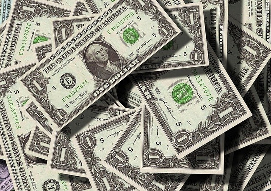 Ir para  <p>Em mais um dia marcado por forte volatilidade no mercado financeiro, o d&oacute;lar subiu e voltou a fechar no maior valor nominal desde a cria&ccedil;&atilde;o do real. O d&oacute;lar comercial encerrou...