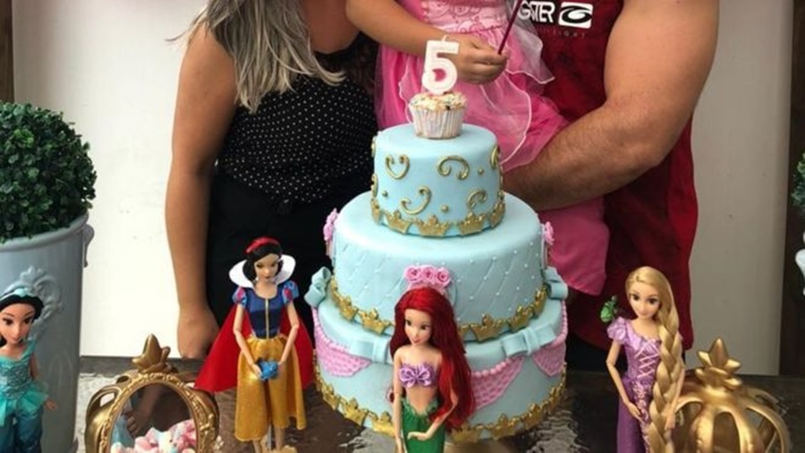 Ir para  <p><big>Luiz*, de cinco anos, prefere roupas e acess&oacute;rios femininos. Os pais dele confessam que tiveram dificuldades para lidar com o assunto, mas optaram por respeitar a vontade do filho.&nbsp;&nbsp;Em 2018,...