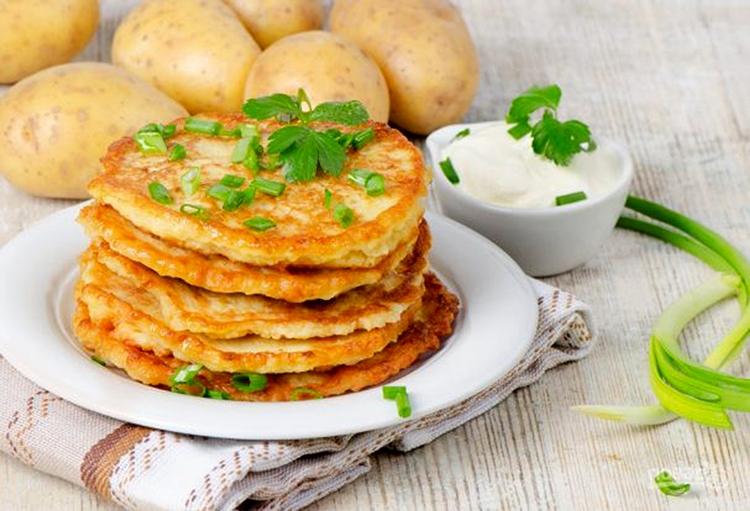 Ir para  <ul>
	<li>Meio quilo de batatas descascadas e picadas&nbsp;</li>
	<li>1 1/2 colher (ch&aacute;) de fermento em p&oacute;&nbsp;</li>
	<li>2 ovos...