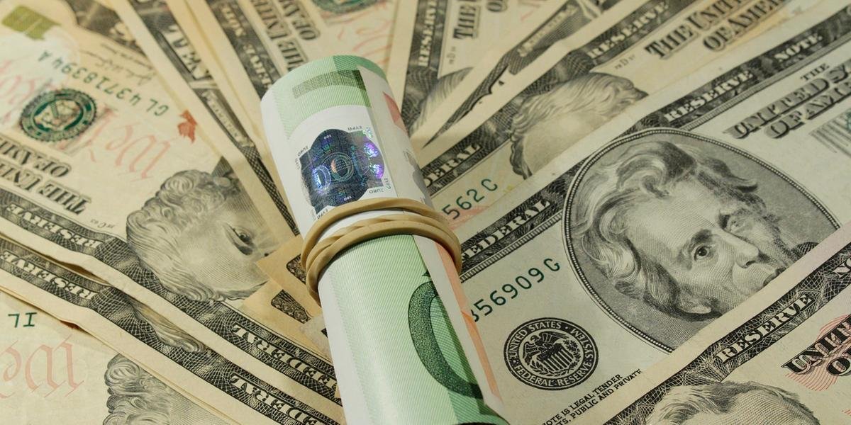 Ir para  <p>O d&oacute;lar come&ccedil;ou a sexta-feira, 21, em alta, chegando &agrave; m&aacute;xima de R$ 4,4066. &Agrave;s 9h18min, a moeda americana era cotada a R$ 4,4001, com avan&ccedil;o de 0,20%. As...