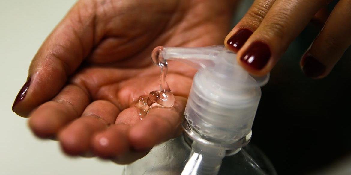 Ir para  <p>O uso de &aacute;lcool gel para higiene das m&atilde;os como preven&ccedil;&atilde;o ao coronav&iacute;rus &eacute; eficaz. Em nota,&nbsp;o Conselho Federal de Qu&iacute;mica (CFQ) criticou...