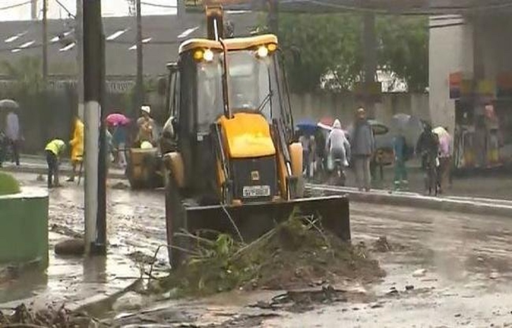 Ir para  <p>As fortes chuvas que ca&iacute;ram sobre a regi&atilde;o da Baixada Santista na madrugada desta ter&ccedil;a-feira provocaram ao menos nove mortes nas cidades de Guaruj&aacute;, Santos e S&atilde;o Vicente, de acordo...