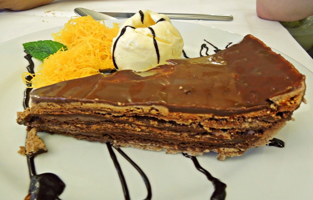 Ir para  <p>250 gramas de manteiga</p>

<p>100 gramas de chocolate em p&oacute;</p>

<p>150 gramas de a&ccedil;&uacute;car em p&oacute;</p>

<p>300 gramas de chocolate ao...