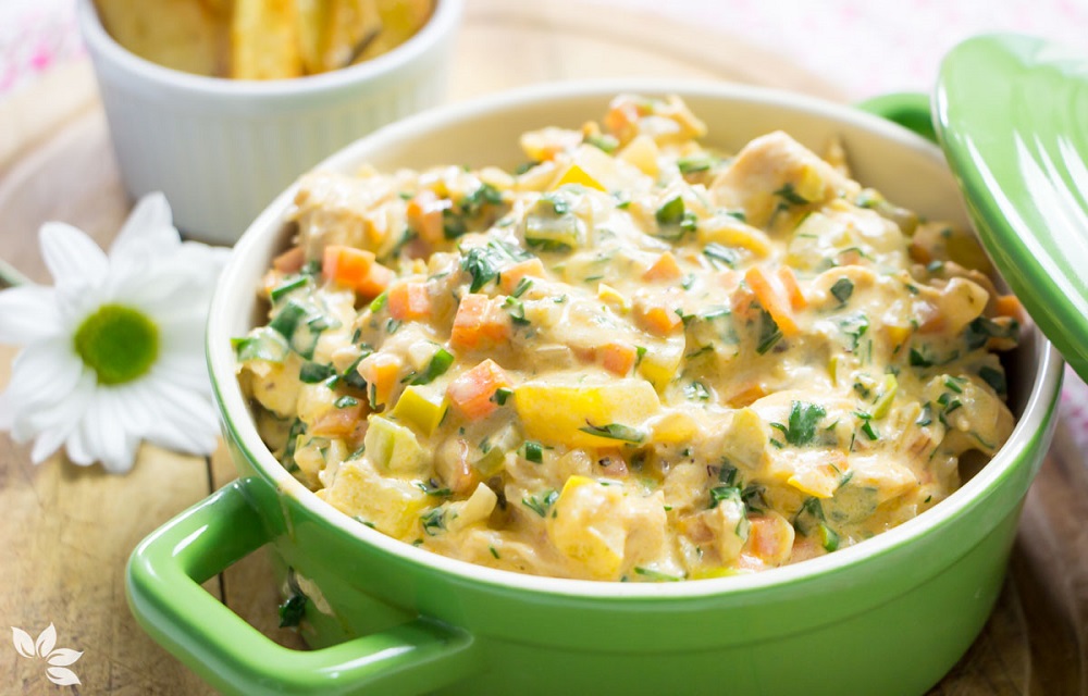 Ir para  <p>1 Colher(es) de sopa de azeite</p>

<p>1 Unidade(s) de cebola pequena ralada</p>

<p>500 Grama(s) de fil&eacute; de peito de frango cortado em cubos m&eacute;dios</p>

<p>1/2 Colher(es)...