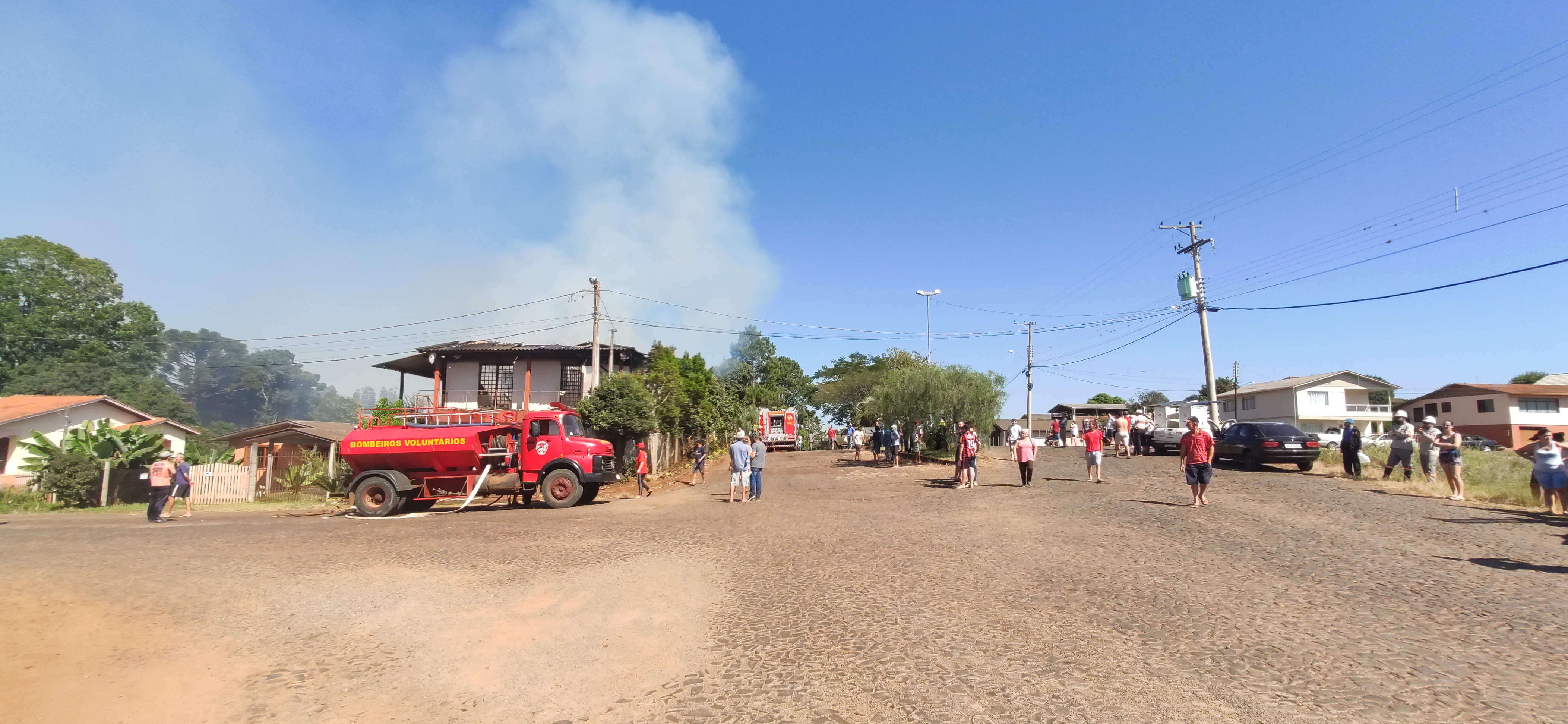 Ir para  <p>Na manh&atilde; desta quinta-feira, por volta das&nbsp;09h30min, uma casa foi atingida por inc&ecirc;ndio na esquina da Avenida Brasil com a Rua Baldissera, no centro de Viadutos. As chamas tiveram in&iacute;cio no andar...