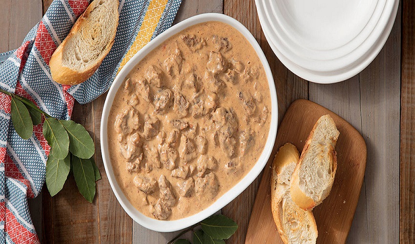Ir para  <p>1 colher de sopa de &oacute;leo</p>

<p>1/2 cebola pequena picada</p>

<p>1 dente de alho</p>

<p>2 bifes picados</p>

<p>2 x&iacute;caras de ch&aacute; de molho de...