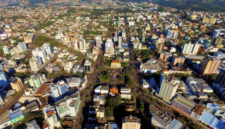 Ir para  <p>Na manh&atilde; desta sexta-feira (20), em contato com o prefeito municipal Luiz Francisco Schmidt, ele afirmou que Erechim decretar&aacute; situa&ccedil;&atilde;o de calamidade p&uacute;blica.</p>

<p>O...