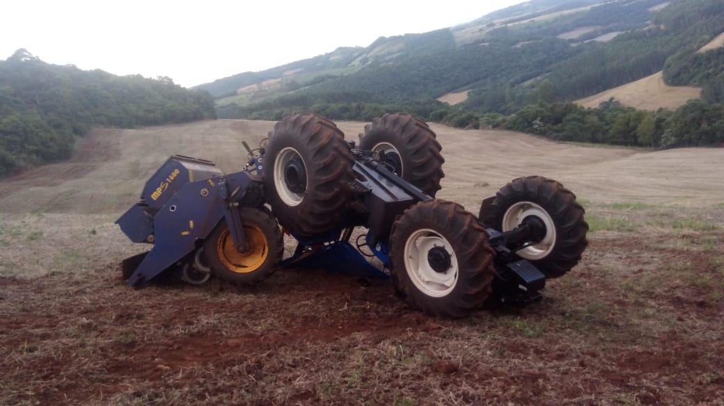 Ir para  <p><big>Ontem, sexta feira (27), por volta das 16h00min, na Comunidade de Linha Popor&oacute;, interior de Viadutos, agricultor que trabalha no plantio, o trator capotou.</big></p>

<p><big>Felizmente o...