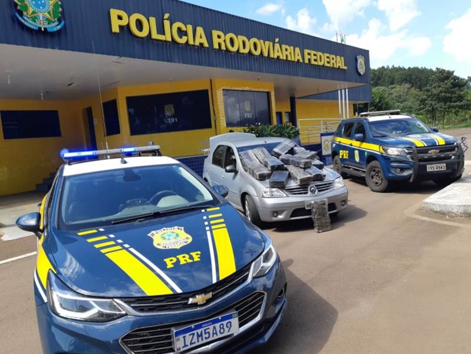 Ir para  <p><big>Na manh&atilde; desta segunda-feira (30), na BR 480 em Erechim, Policiais Rodovi&aacute;rios Federais prenderam uma mulher por tr&aacute;fico de 158,2 quilos de maconha em um Logan.<br />
<br />
Com...