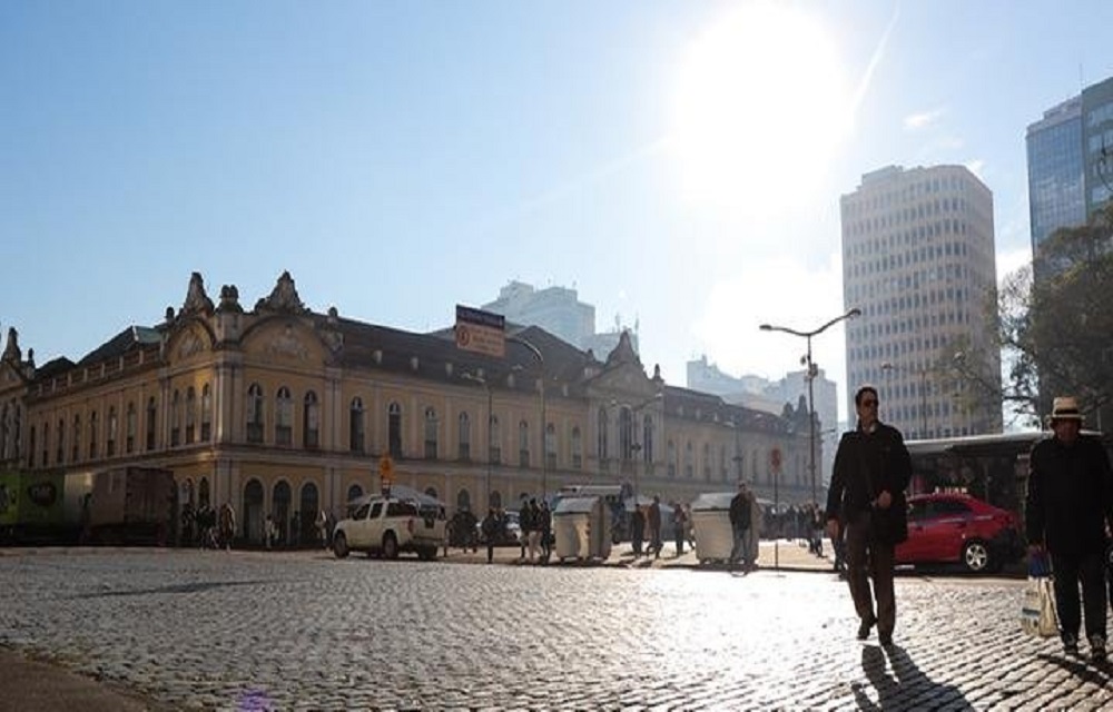 Ir para  <p>O sol predomina no Rio Grande do Sul nesta ter&ccedil;a-feira, com amplos per&iacute;odos de sol claro em diversas regi&otilde;es. No entanto, a entrada de uma massa de ar seco e frio ingressa no estado, baixando um pouco as...
