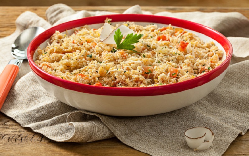 Ir para  <p>1 colher (sopa) de manteiga</p>

<p>1 cebola picada</p>

<p>1 tomate picado</p>

<p>1 e meia x&iacute;cara (ch&aacute;) de farinha de mandioca flocada (biju)</p>

<p>meia...