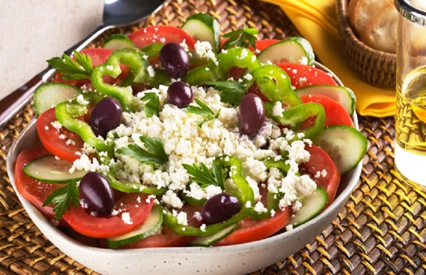 Ir para  <p>1 p&eacute; pequeno de alface lisa ou romana</p>

<p>2 tomates holandeses partidos em gomos</p>

<p>1 pepino caipira pequeno descascado e sem sementes</p>

<p>1 cebola roxa pequena em...